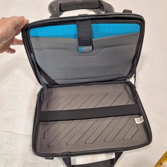 Thule Black Hard Shell Computer Case - Picture 7 of 12